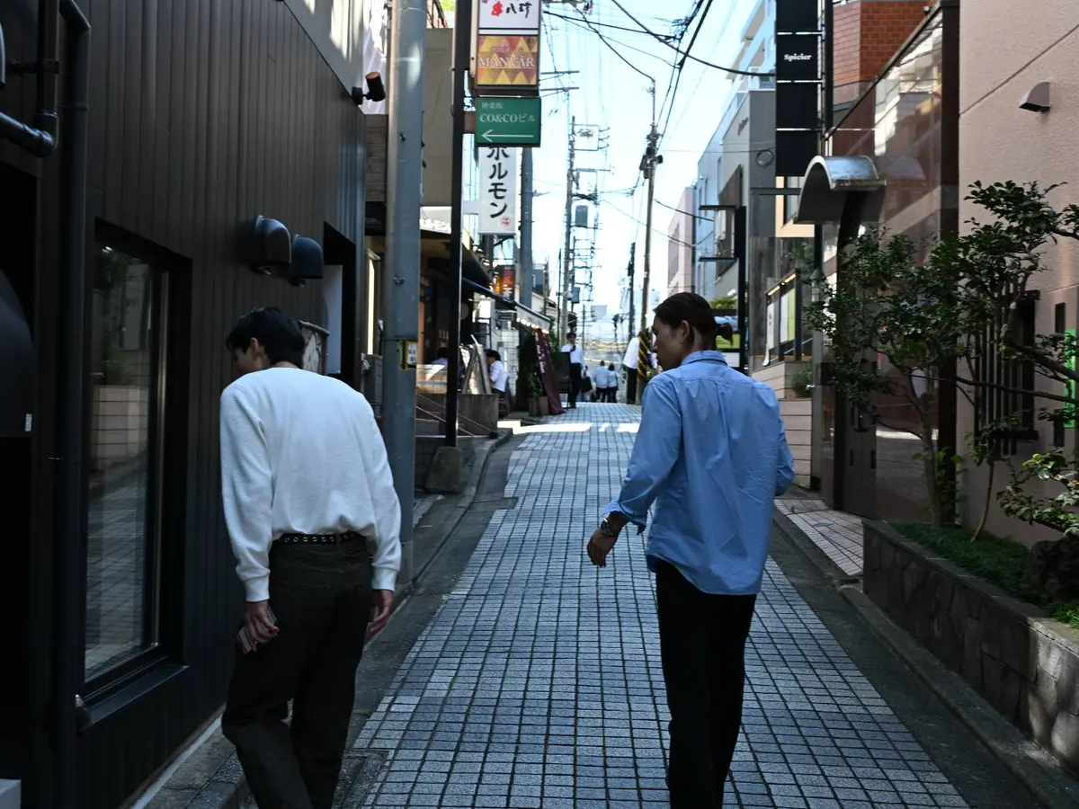 神楽坂の路地を歩くメンバー