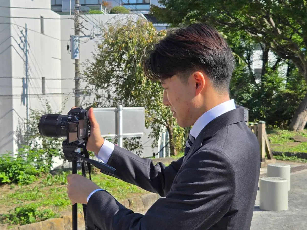 三脚を立てたカメラで撮影しているメンバー